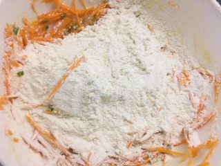 9、胡萝卜虾饼,加入面粉