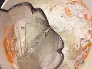 10、胡萝卜虾饼,加入60克清水