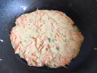 12、胡萝卜虾饼,锅里抹上少许油，倒入面糊
