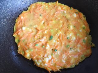 13、胡萝卜虾饼,煎至两面金黄即可