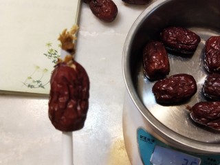 2、枣泥蛋糕,红枣去壳,放入搅拌机搅拌成枣泥(用一根硬点的吸管能直接把咳去掉)