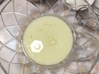 3、枣泥蛋糕,牛奶加油搅拌均匀