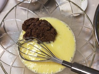 5、枣泥蛋糕,加入枣泥搅拌均匀