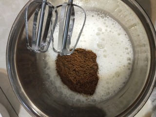 7、枣泥蛋糕,蛋白打至粗泡时一次性加入红糖