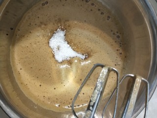 8、枣泥蛋糕,分两次加入白糖打至硬性发泡即可