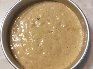 11、枣泥蛋糕,从高处摔几下消泡,烤箱150℃ 60分钟