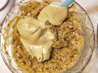 9、枣泥蛋糕,分三分之一的蛋白糊到蛋黄糊中搅拌均匀