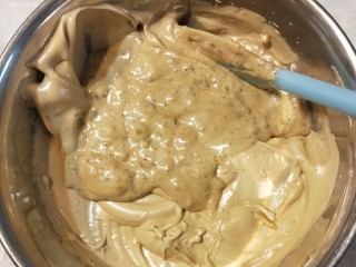 10、枣泥蛋糕,把搅拌好的蛋黄糊倒回蛋白糊中,用翻拌的手法