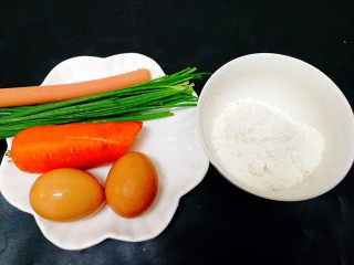 1、百变鸡蛋+火腿肠虾皮鸡蛋饼,准备好食材，土鸡蛋，胡萝卜，葱，面粉，火腿肠