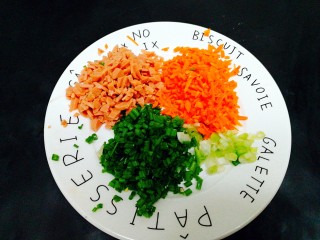 2、百变鸡蛋+火腿肠虾皮鸡蛋饼,切小