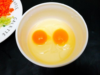 3、百变鸡蛋+火腿肠虾皮鸡蛋饼,土鸡蛋打到碗里，先打碗里是避免有不新鲜的蛋，