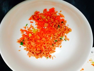 4、百变鸡蛋+火腿肠虾皮鸡蛋饼,取一大碗，先放入胡萝卜，火腿肠