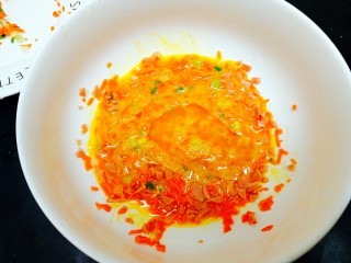 5、百变鸡蛋+火腿肠虾皮鸡蛋饼,倒入鸡蛋
