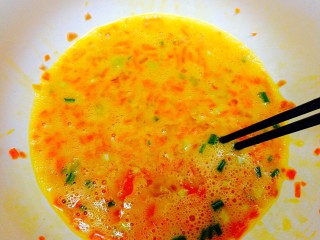 6、百变鸡蛋+火腿肠虾皮鸡蛋饼,搅拌均匀