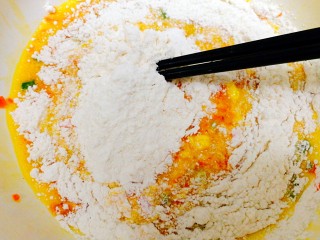 7、百变鸡蛋+火腿肠虾皮鸡蛋饼,加入面粉