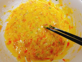 8、百变鸡蛋+火腿肠虾皮鸡蛋饼,搅拌均匀