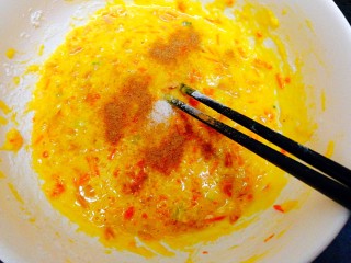 9、百变鸡蛋+火腿肠虾皮鸡蛋饼,加入五香粉，食盐