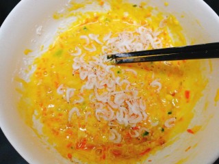 11、百变鸡蛋+火腿肠虾皮鸡蛋饼,加入虾皮，这个补钙哦