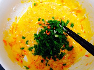 12、百变鸡蛋+火腿肠虾皮鸡蛋饼,加入香葱