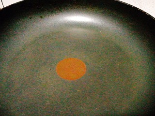 14、百变鸡蛋+火腿肠虾皮鸡蛋饼,取一平底锅