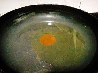 15、百变鸡蛋+火腿肠虾皮鸡蛋饼,倒入油