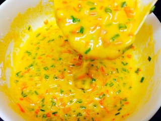 16、百变鸡蛋+火腿肠虾皮鸡蛋饼,鸡蛋糊呈这种状态