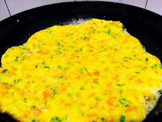 17、百变鸡蛋+火腿肠虾皮鸡蛋饼,调小火，舀适量鸡蛋糊倒入锅中，喜欢厚实的可以多加，喜欢薄的可以少加