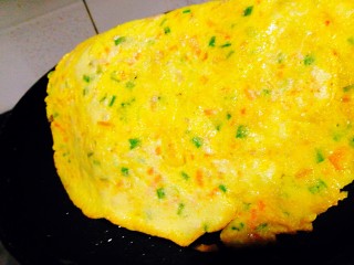 18、百变鸡蛋+火腿肠虾皮鸡蛋饼,煎至凝固即可翻面，两面金黄即可出锅