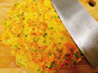 19、百变鸡蛋+火腿肠虾皮鸡蛋饼,出锅后切自己喜欢的形状，哈哈????我家喜欢厚实的