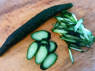 1、青瓜凉拌猪舌,青瓜洗净切片再切成丝备用
