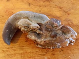 2、青瓜凉拌猪舌,猪舌焯水洗净再次放入锅中倒入清水放入花椒和八角、葱、姜煮至软嫩取出晾凉