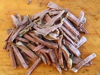 3、青瓜凉拌猪舌,猪舌切成偏细一些的条状这样吃起来口感更佳