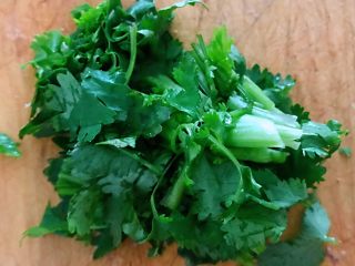 4、青瓜凉拌猪舌,香菜去根洗净沥干水份切小段备用