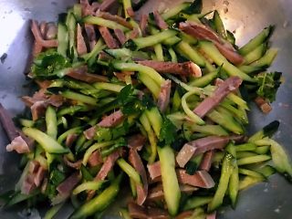 7、青瓜凉拌猪舌,将所有调味料拌匀入味