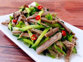 8、青瓜凉拌猪舌,清新爽口的青瓜凉拌猪舌装入盘中