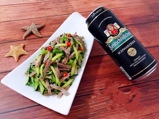 9、青瓜凉拌猪舌,搭配一瓶啤酒????别有一番滋味