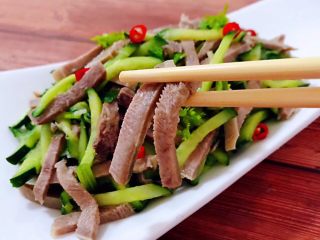 11、青瓜凉拌猪舌,猪舌肉肉入口超级鲜美唇齿留香回味无穷