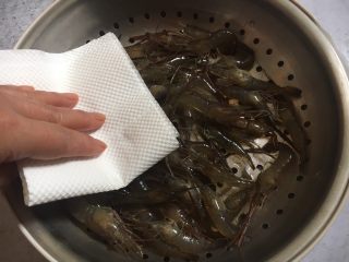 4、炸小河虾,用厨房用纸吸干多余的水分。