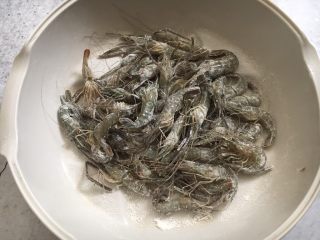 7、炸小河虾,晃动餐具，将糯米粉搅拌均匀。