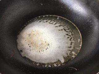 12、炸小河虾,当温里的小泡变小，油温再次升到7或者8成热时。