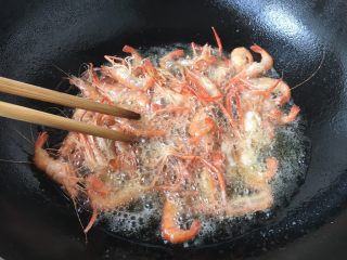 10、炸小河虾,用筷子拨开虾，避免粘连。