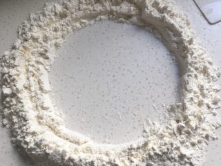 4、山药馒头,面粉放至桌面，中间划圈留出一个小圆
