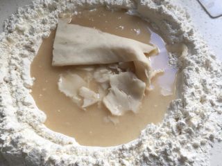 6、山药馒头,把山药泥和酵母水放至中间