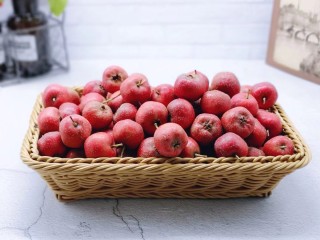 1、时令养生～山楂罐头,准备山楂，一定要选无坏无烂，新鲜的山楂！