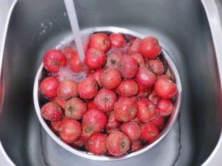 3、时令养生～山楂罐头,再用冷水冲洗两遍！