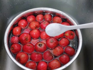4、时令养生～山楂罐头,加入盐，浸泡15分钟！