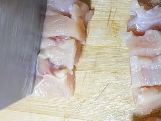 1、劲爆鸡米花,鸡胸肉切小方块