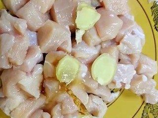 2、劲爆鸡米花,放入碗中加姜片，盐料酒抓抹均匀