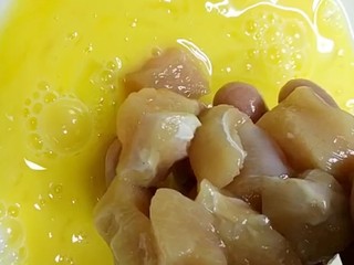 3、劲爆鸡米花,然后裹上鸡蛋液