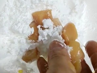 4、劲爆鸡米花,沾淀粉